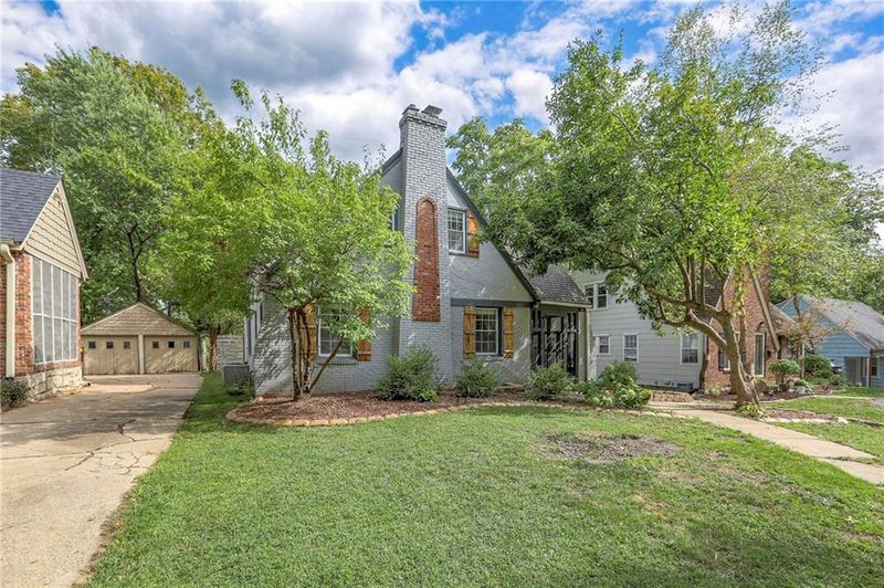 7615 Oak St, Kansas City, MO 64114