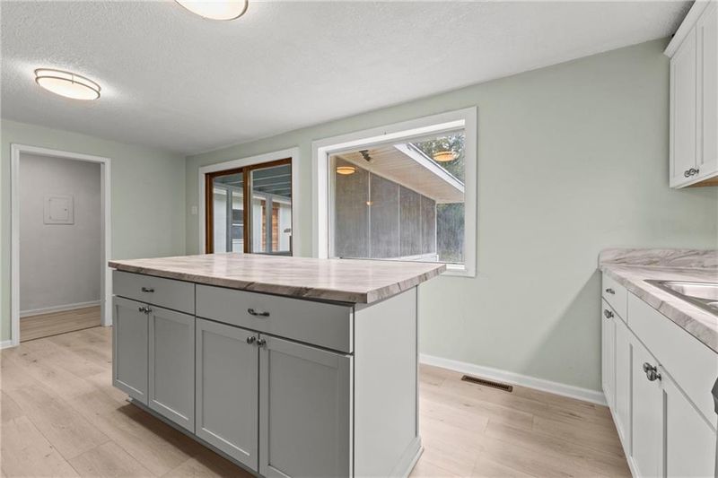 9217 Oak St, Kansas City, MO 64114