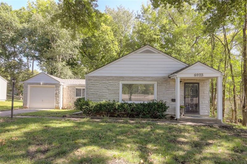 6923 Beverly St, Overland Park, KS 66204