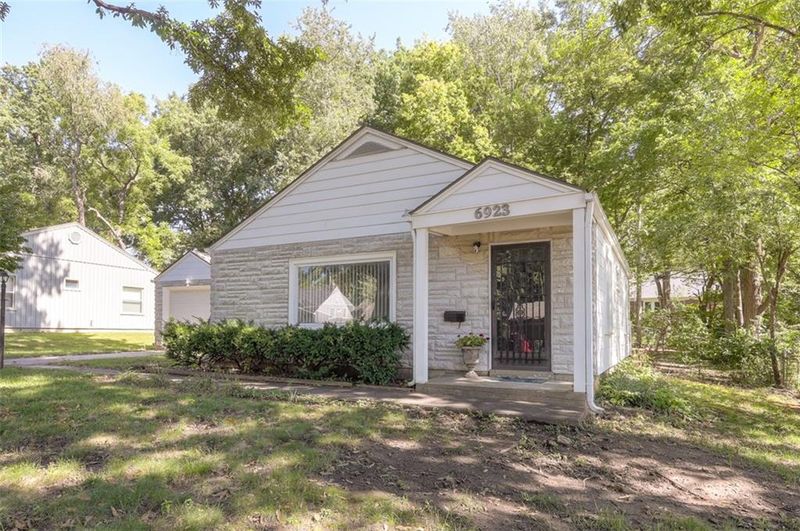 6923 Beverly St, Overland Park, KS 66204
