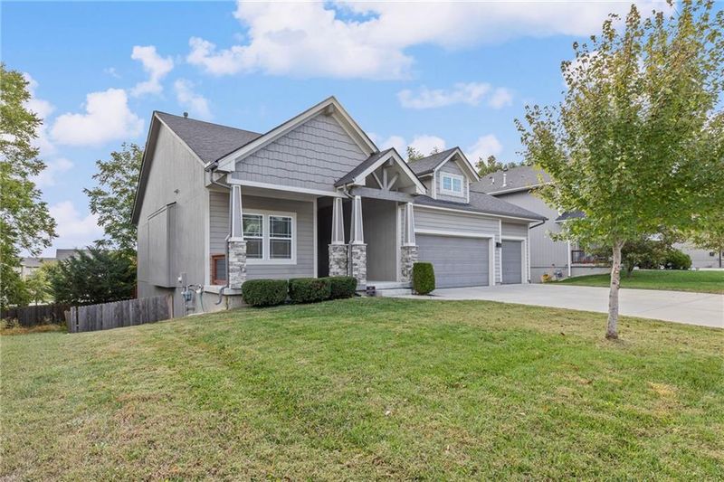 5221 Meadow View Dr, Shawnee, KS 66226