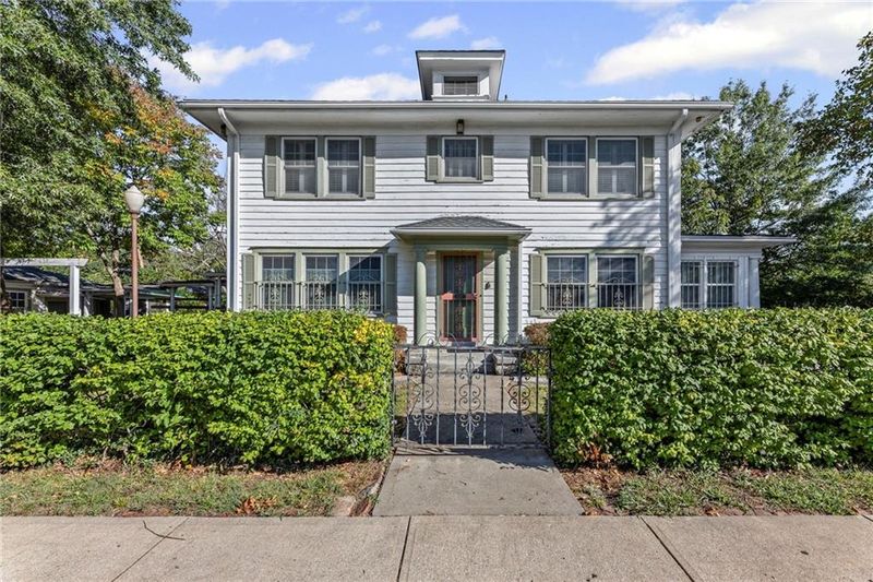 1220 E 51st St, Kansas City, MO 64110