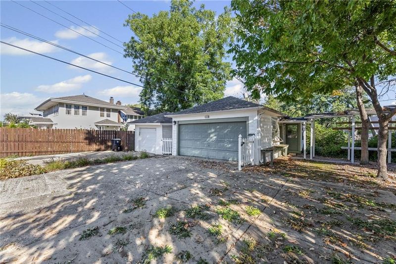 1220 E 51st St, Kansas City, MO 64110
