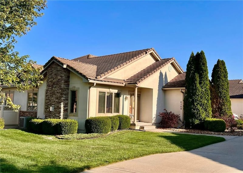 4149 NE Chapel Manor Dr, Lee's Summit, MO 64064