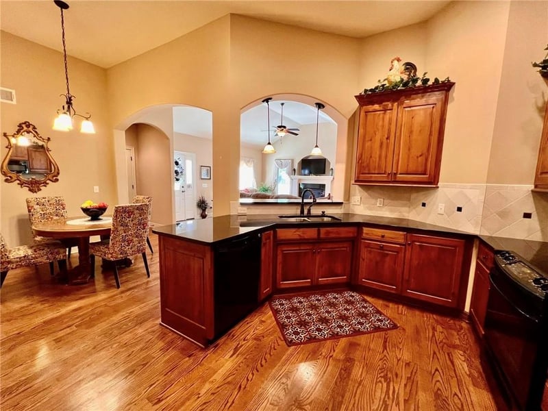 4149 NE Chapel Manor Dr, Lee's Summit, MO 64064