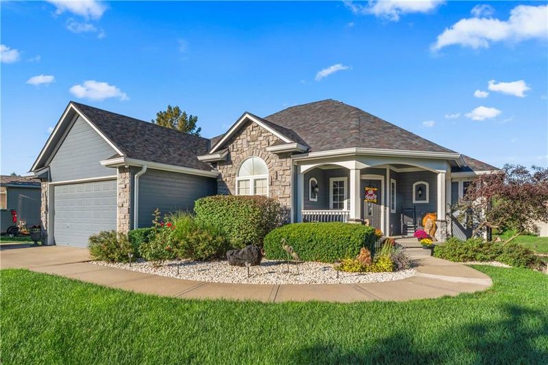 636 SW Lakeview Dr, Grain Valley, MO 64029