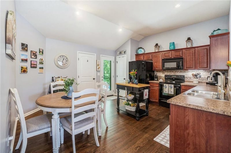 1100 SW Blackpool Dr, Lee's Summit, MO 64083