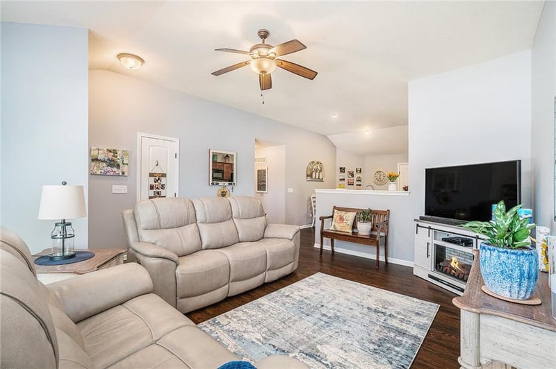 1100 SW Blackpool Dr, Lee's Summit, MO 64083