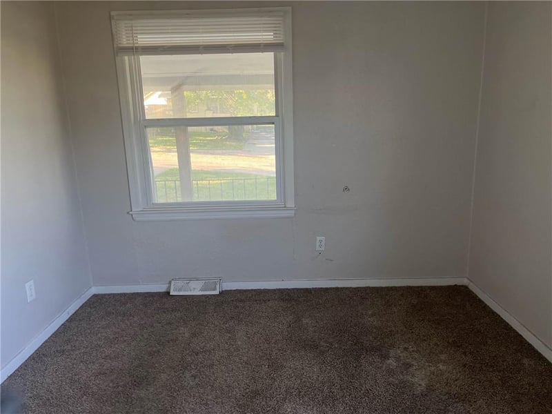 1025 E 84th Ter, Kansas City, MO 64131