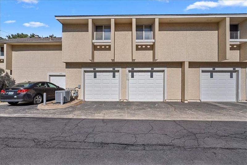10909 Gillette St, Overland Park, KS 66210