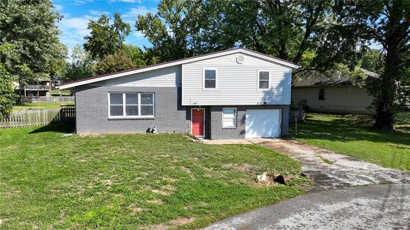 300 Crestview Dr, Richmond, MO 64085