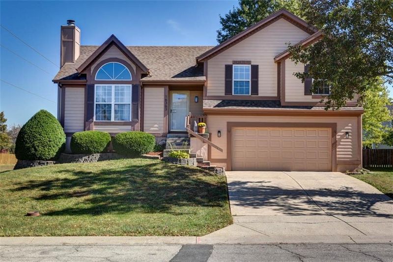 16363 S Sunset St, Olathe, KS 66062