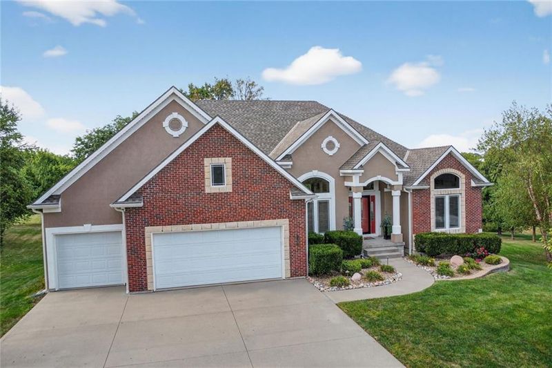 13602 Short Cir, Smithville, MO 64089