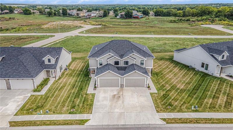 707 Ridge Dr, Smithville, MO 64089