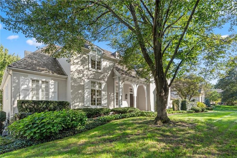 11721 Manor Rd, Leawood, KS 66211