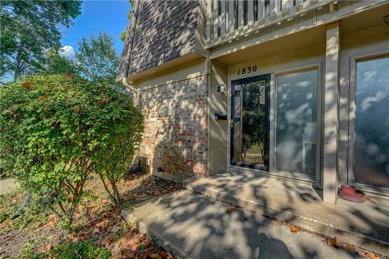 1830 E 97th St, Kansas City, MO 64131