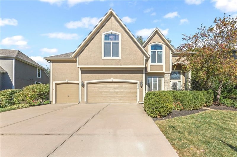 5330 W 159th Ter, Overland Park, KS 66085
