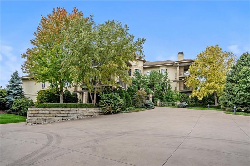 4801 W 133rd St #301, Leawood, KS 66209