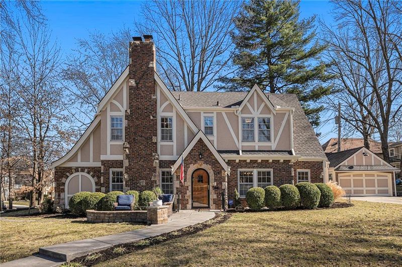 6701 Brookside Rd, Kansas City, MO 64113