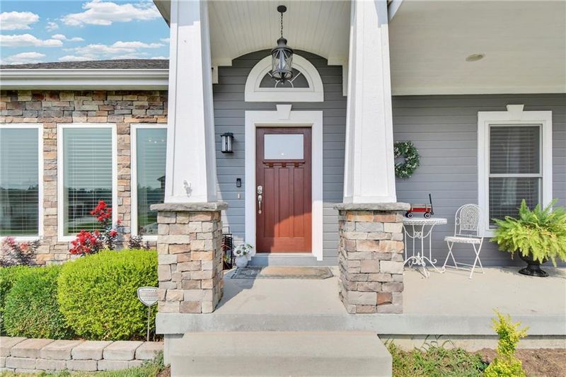 1402 Norfolk Dr, Harrisonville, MO 64701