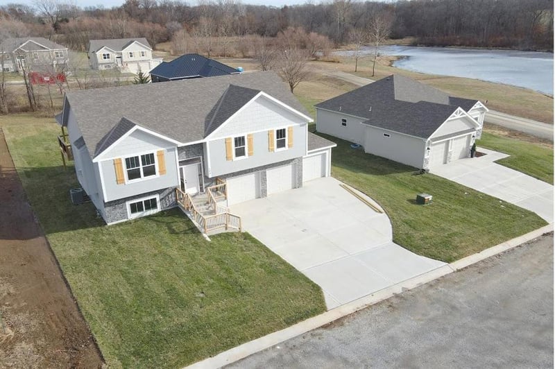 103 Sally Cir, Dearborn, MO 64439