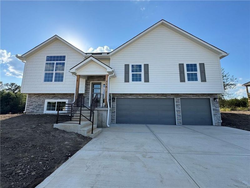 305 NE 51st Rd, Warrensburg, MO 64093