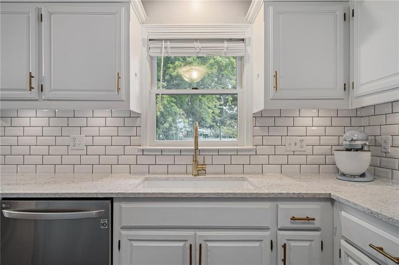 4605 NE Kingston Dr, Lee's Summit, MO 64064