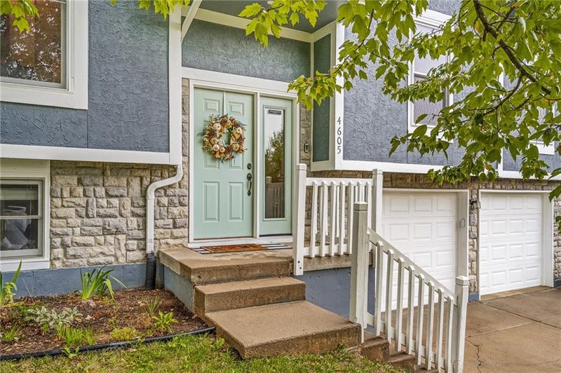 4605 NE Kingston Dr, Lee's Summit, MO 64064