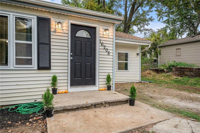 16208 E Sea Ave, Independence, MO 64050