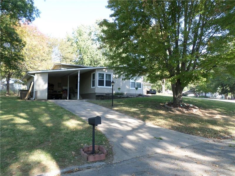 301 Green Tree Rd, Atchison, KS 66002