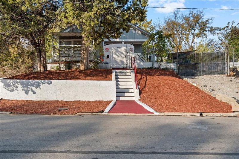 5226 E 28th Ter, Kansas City, MO 64128