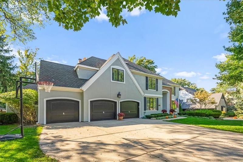 8204 Maple Ln, Prairie Village, KS 66208