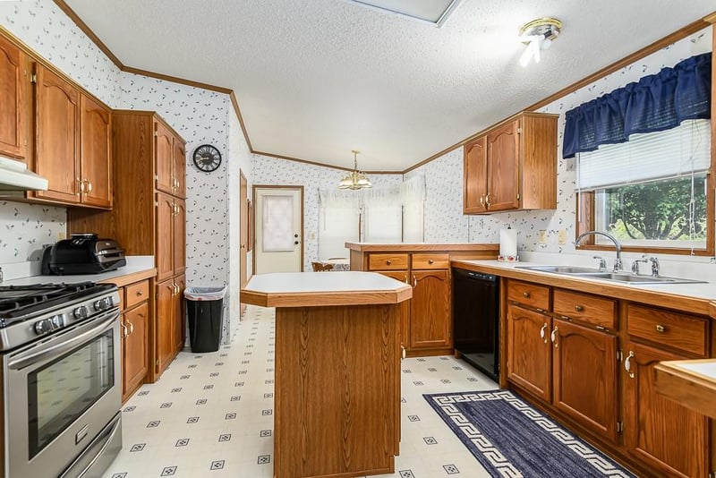 18327 State Ave, Tonganoxie, KS 66086