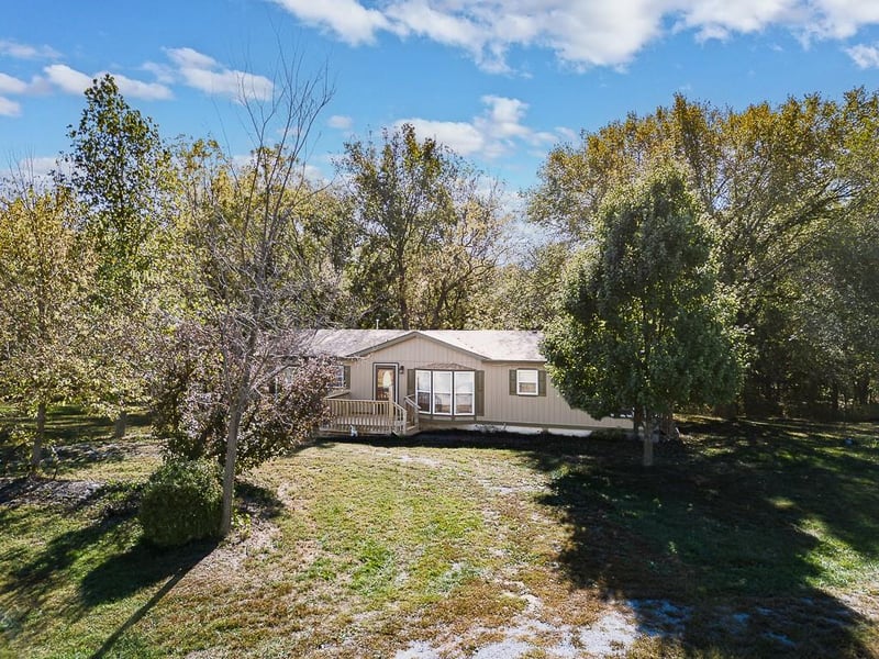 18327 State Ave, Tonganoxie, KS 66086