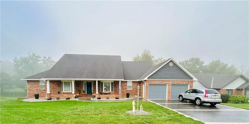 2306 Woodridge Ct, St Joseph, MO 64506