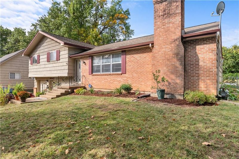 9722 Walnut St, Kansas City, MO 64114
