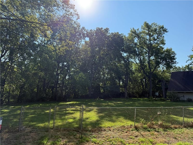 11317 Lister Dr, Kansas City, MO 64137