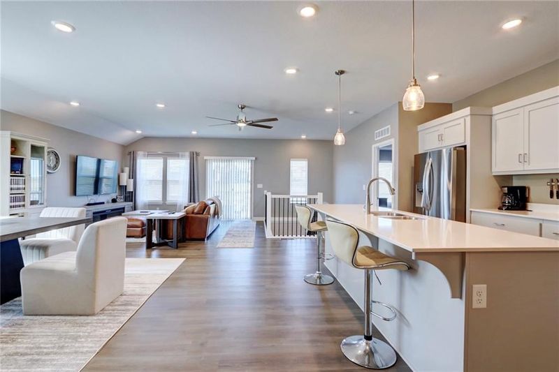 819 Bridgeshire Dr, Raymore, MO 64083