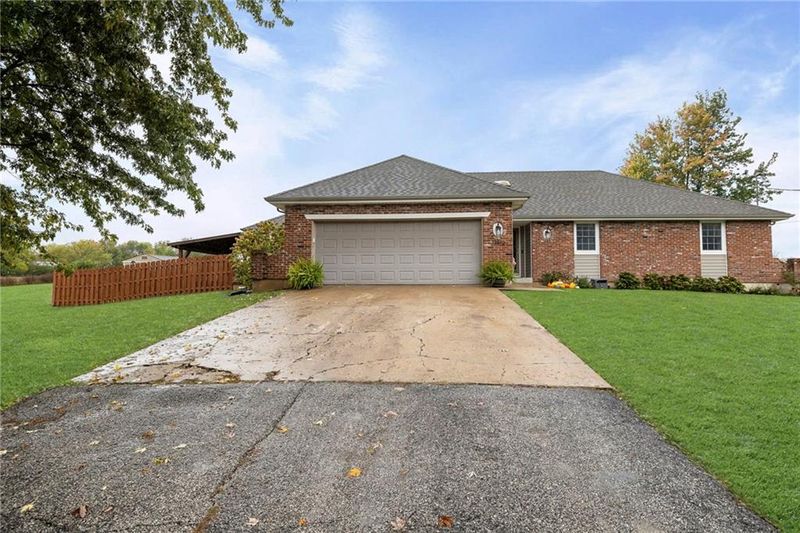 13870 S Moonlight Rd, Olathe, KS 66061