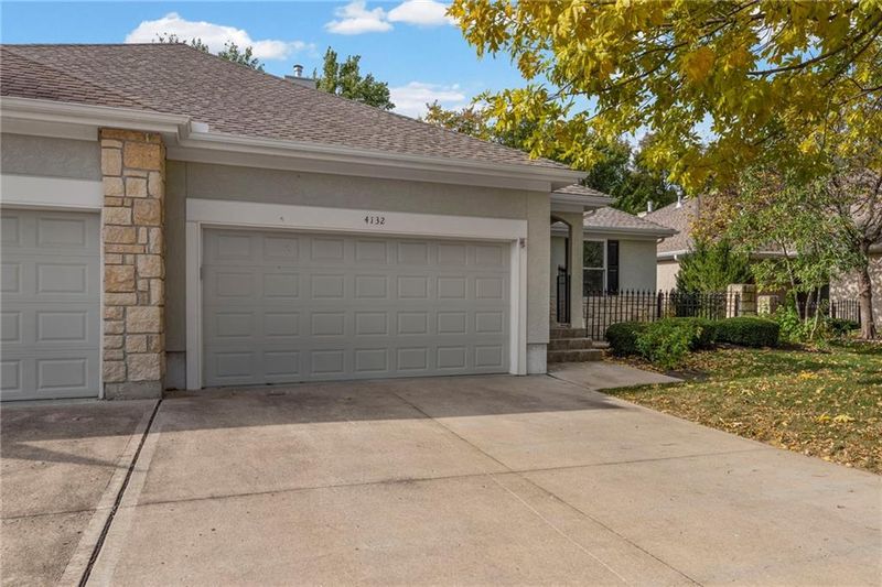 4132 SW Minnesota Dr, Lee's Summit, MO 64082