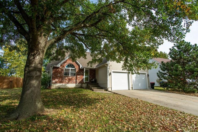 1603 Roanoke Dr, Warrensburg, MO 64093