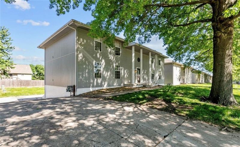 207 NW Barr Rd, Grain Valley, MO 64029