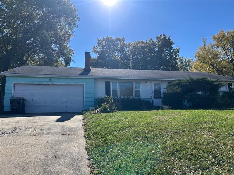 811 NE Barry Rd, Kansas City, MO 64155