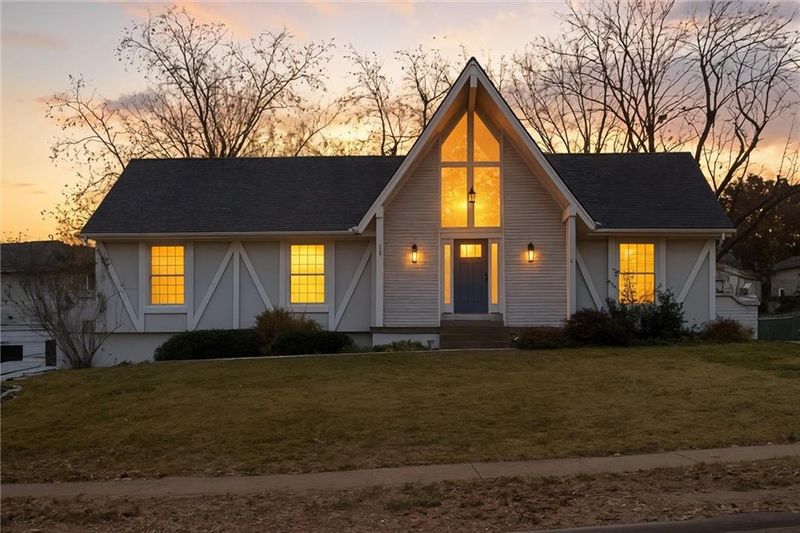 1011 SW Elwood Dr, Lee's Summit, MO 64081