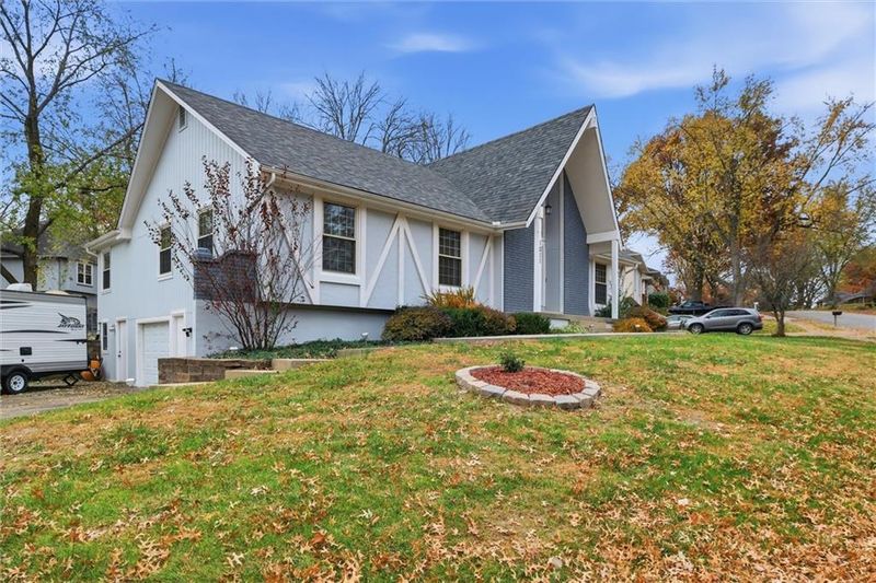 1011 SW Elwood Dr, Lee's Summit, MO 64081