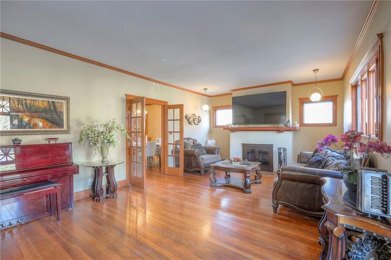 943 W 33rd Ter, Kansas City, MO 64111