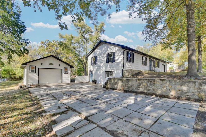 6310 River Rd, Pleasant Valley, MO 64068