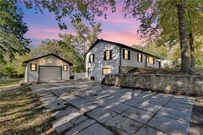 6310 River Rd, Pleasant Valley, MO 64068