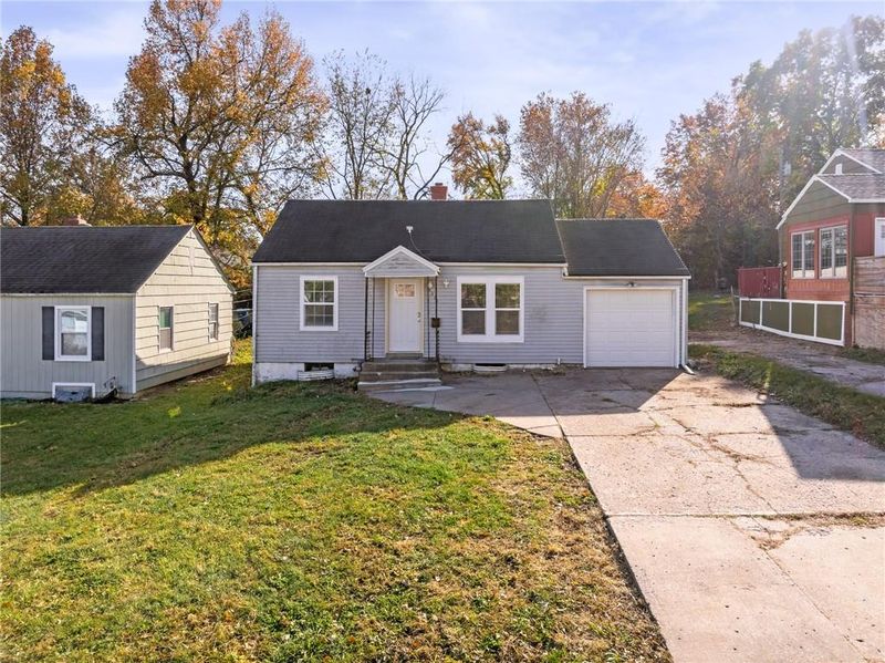 4225 E 68th St, Kansas City, MO 64132
