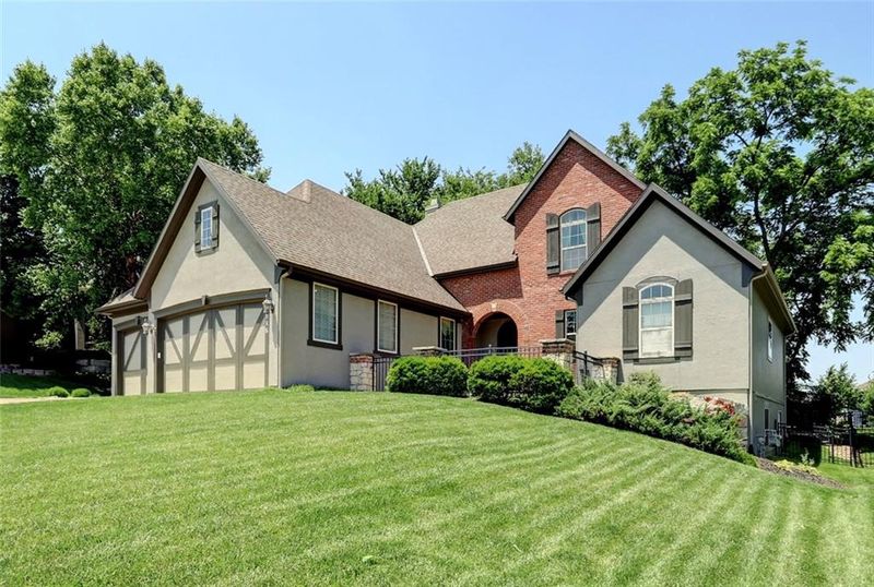 1316 NE Kenwood Dr, Lee's Summit, MO 64064